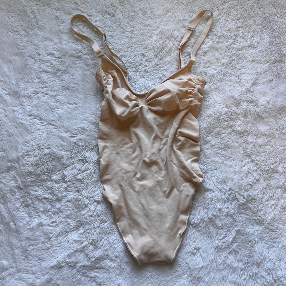 Skims Womens Sculpting Bodysuit Mid Thigh Sand Beige Shapewear Size Medium NWOT
